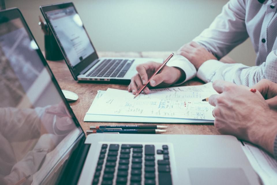 Analyse de factures et de documents sur un bureau