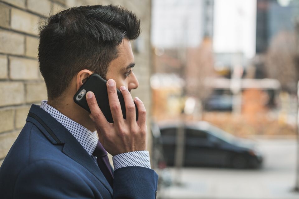 Professionnel en communication sur son smartphone